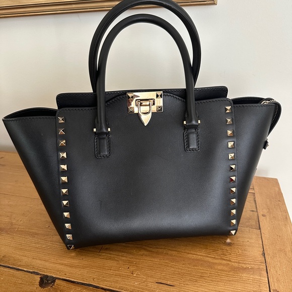 VALENTINO GARAVANI
Vitello Small Rockstud Double Handle Tote Black - Picture 6 of 6